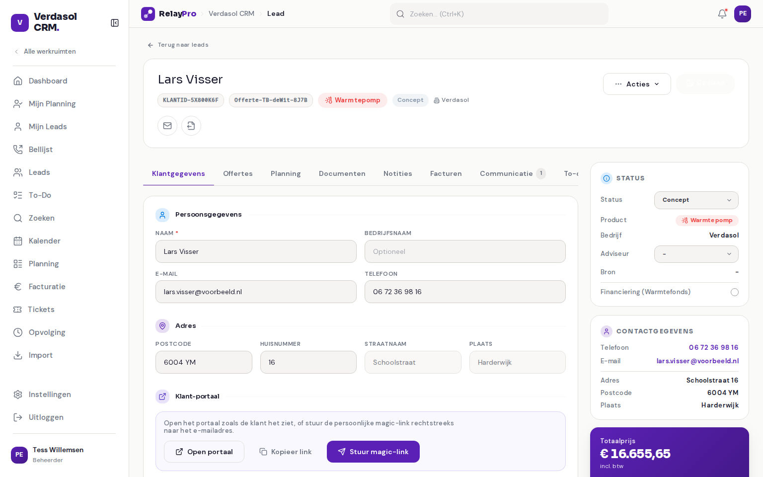 De lead-detailpagina in RelayPro met tabbladen, status en prijzen in de zijbalk